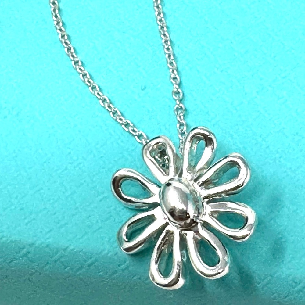 Authentic Tiffany  & Co Paloma Picasso Daisy Flower Pendant Necklace.